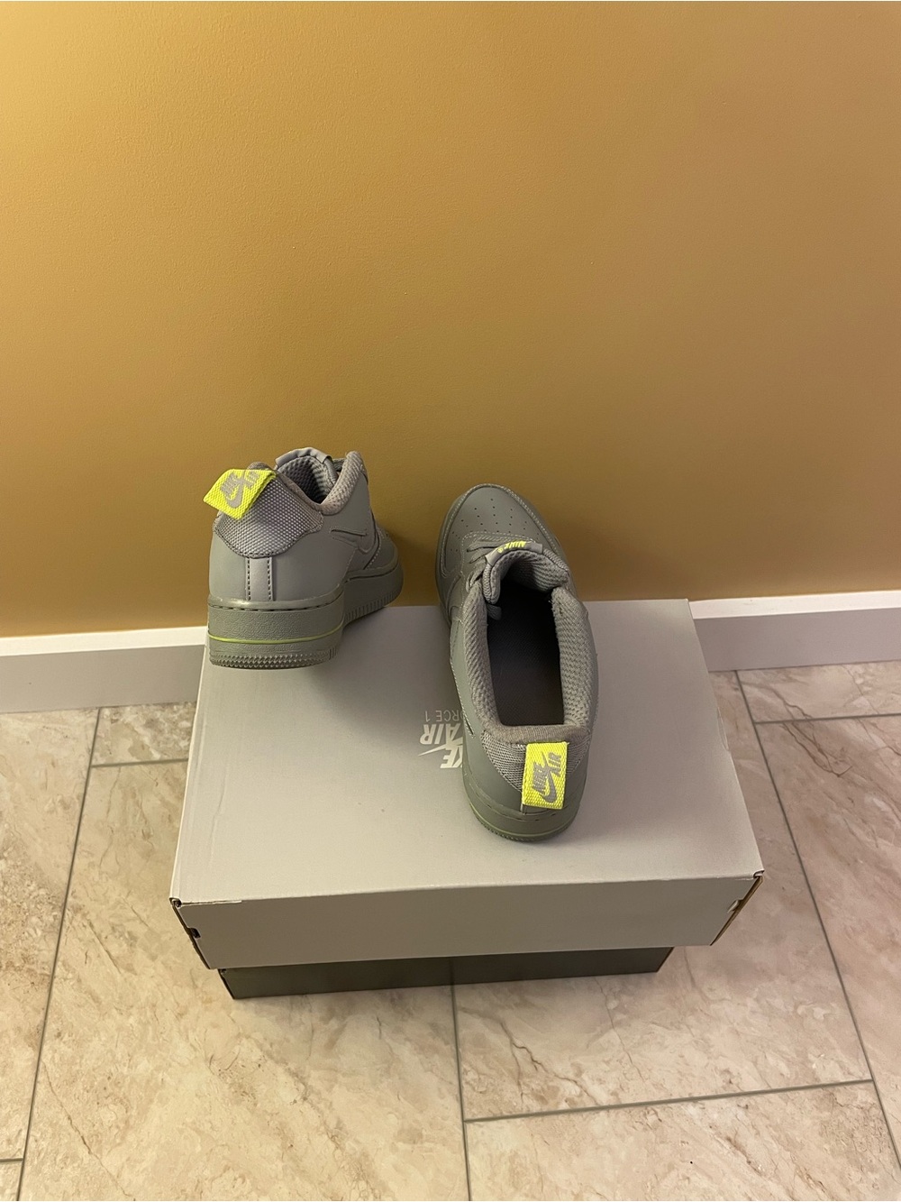 Nike Air Force 1 Low. Gray with Neon Pull Tabs. Flashes under lights (Youth 6) - Picture 4 of 4